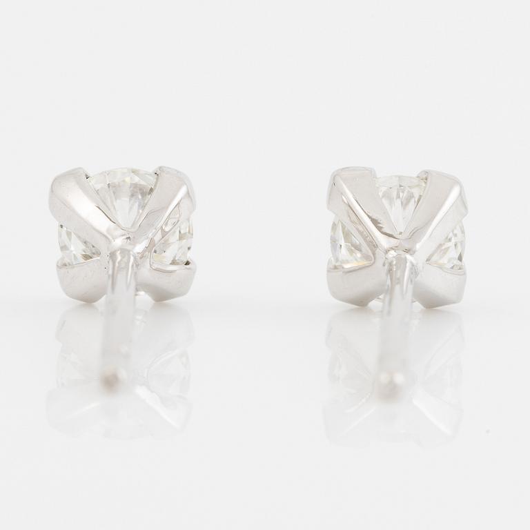 Earrings 18K white gold set with brilliant-cut diamonds, accompanied by GIA dossier.