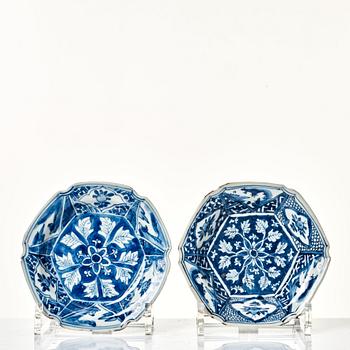 A set of 12 blue and white kraak dishes, Ming dynasty, Wanli (1572-1620).