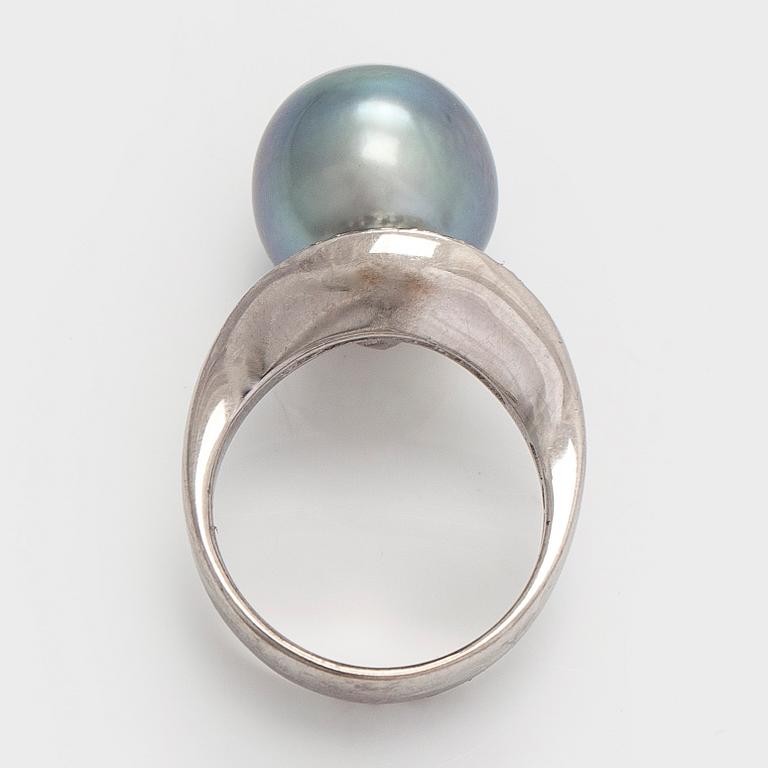 Ring, 18K vitguld, med odlad Tahiti pärla och diamanter. Finska stämplar 2005.