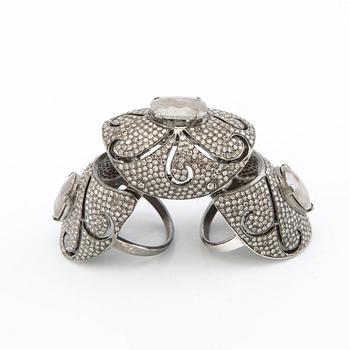 Ring of silver with approximately 11.25 ct diamonds set in white gold.