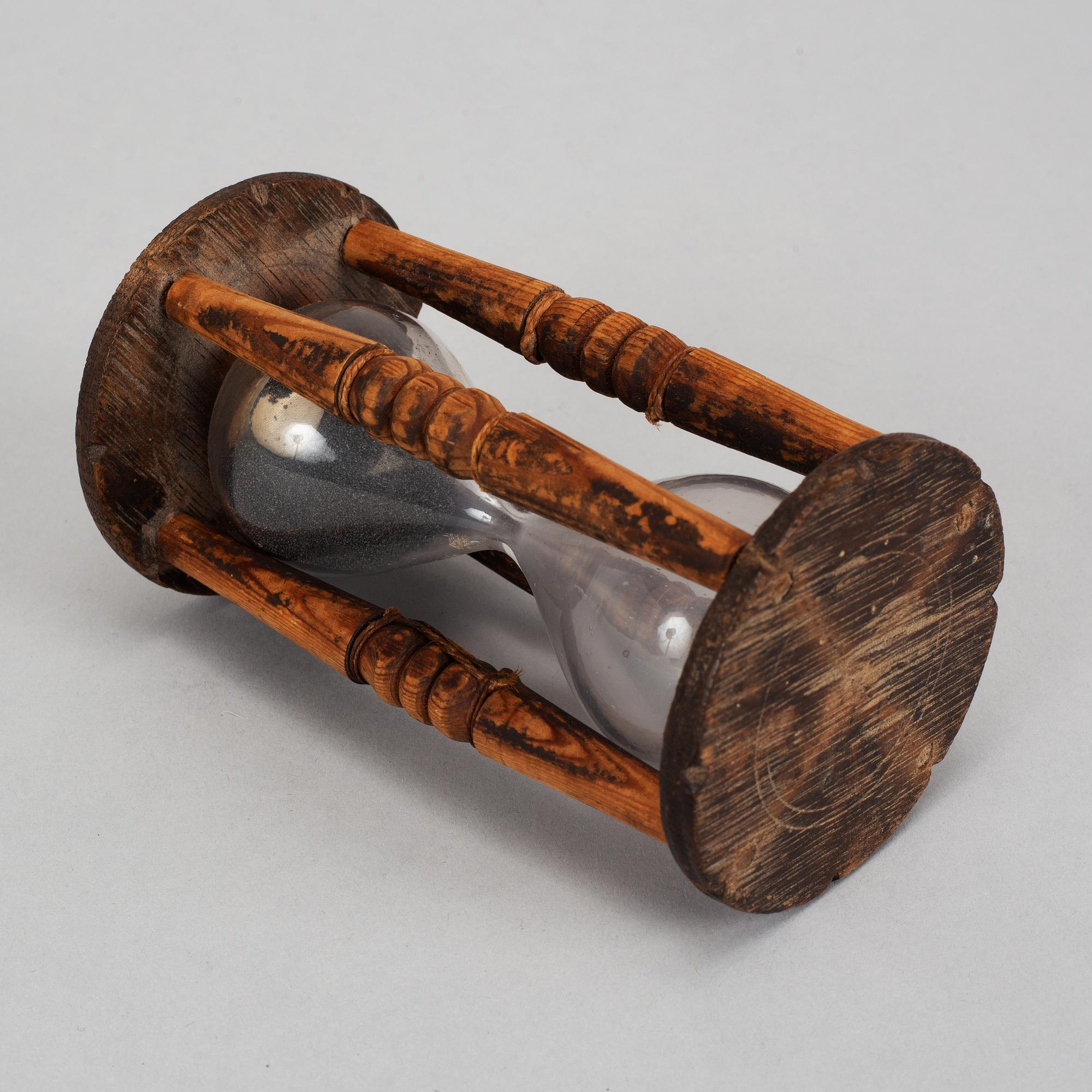 An hourglass, wooden frame, 18th/19th century.