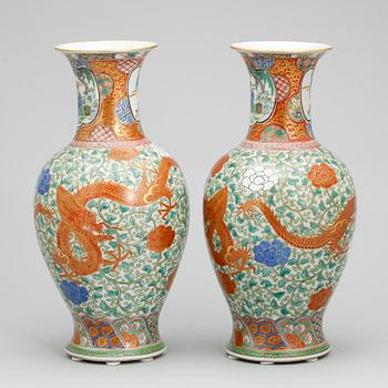 VASER, ett par, porslin, Japan, 1900-tal.