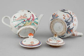 TEKANNOR, 2 st, porslin, Kina och Japan, 1700-tal.