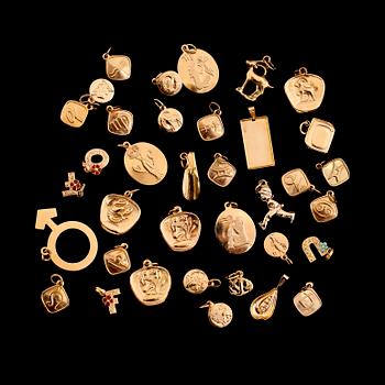 BERLOCKER, 36 st, 18 k guld. Vikt ca 28 gram.