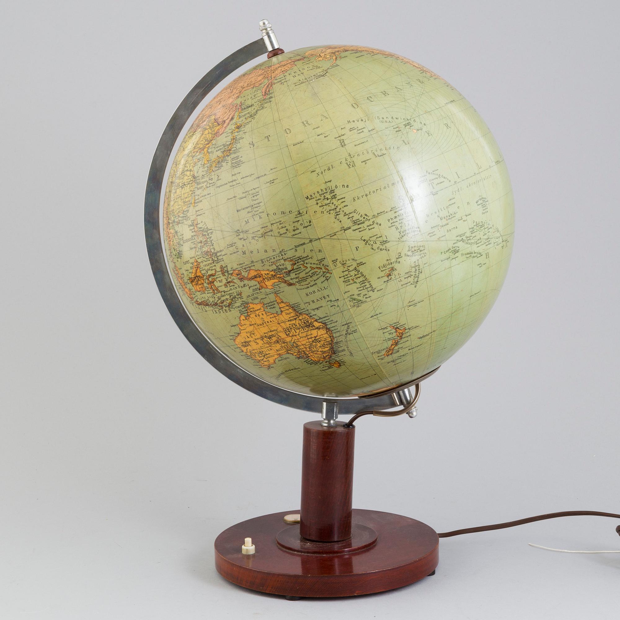 A mid 20th century lamp globe.