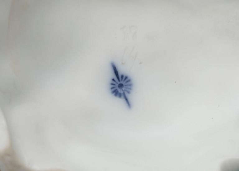 PARTI PRYDNANDSFÖREMÅL, 18 delar, porslin. 1900-tal.