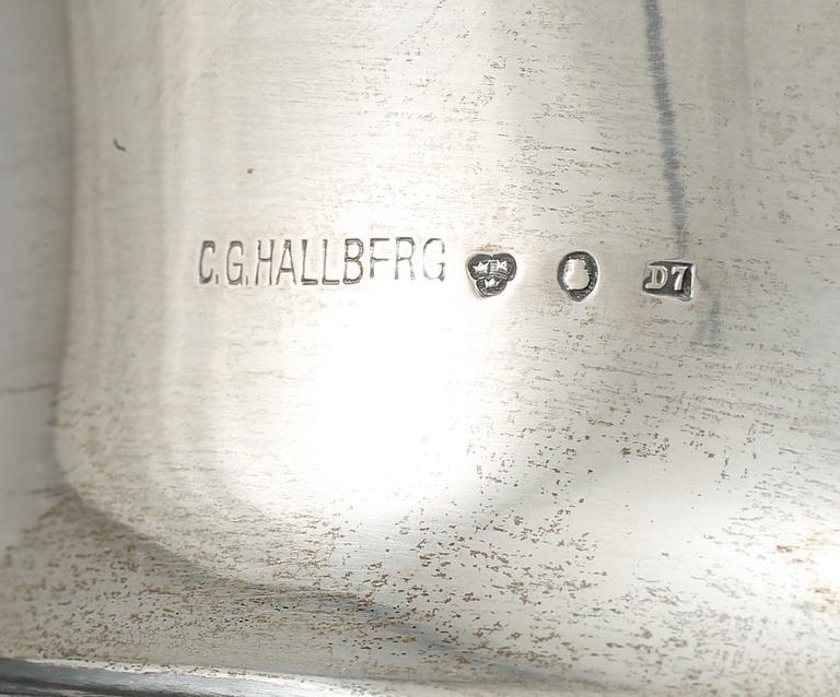 POKALER, 2 st snarlika, silver, C.G Hallberg, Stockholm, 1906 och 1907. Vikt 915 g.