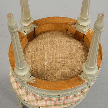 TABURETTER, 2 st. Gustaviansk samt Gustaviansk stil, 1800-talets början samt 1900-tal.