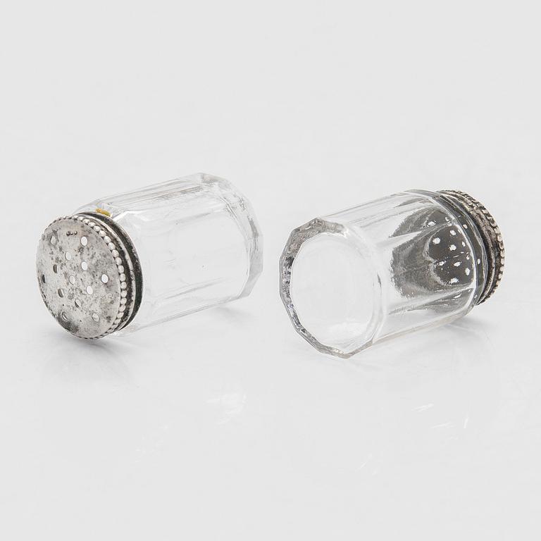 Snapsbägare, 7 st, och saltkar, 8 st, silver, glas, Tavastehus och Åbo 1948-54, fem saltkar med svensk kontrollstämpel.
