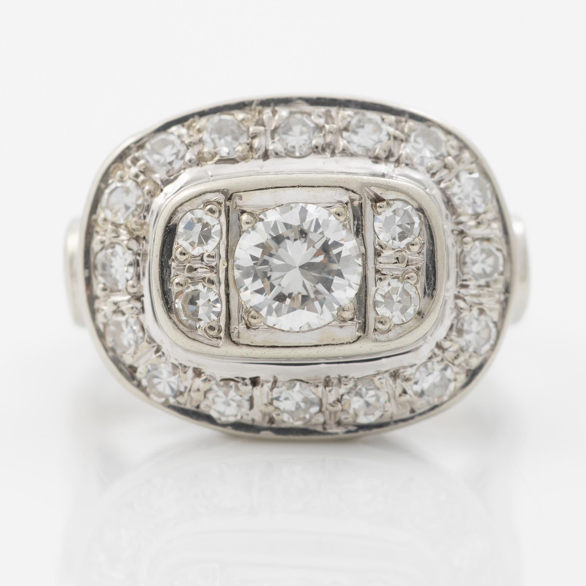 Oval-shaped 18K white gold ring with a brilliant-cut diamond and octagonal-cut diamonds.