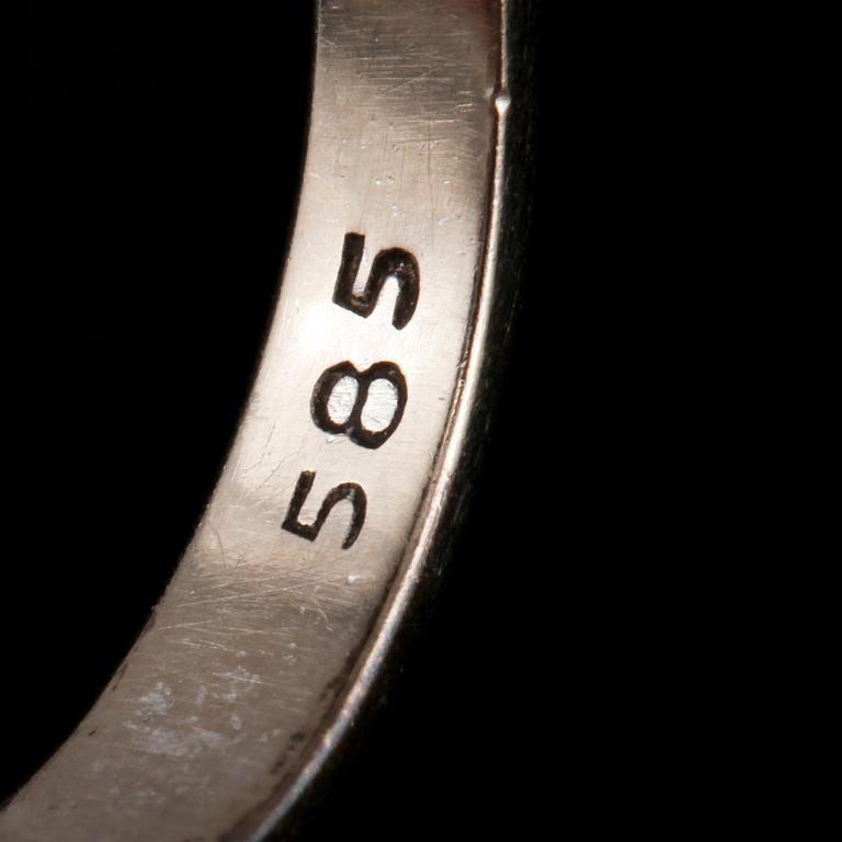 RING, 14k vitguld med fasettslipad blå safir samt 16 briljantslipade och 4 baguettslipade diamanter, 2000-tal. Vikt 4 g.