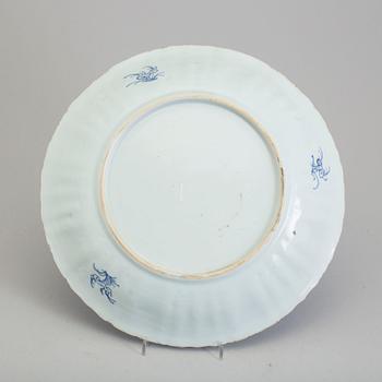 A large blue and white porcelain dish, Qing dynasty, 18th century.
