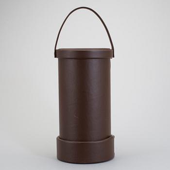 PARAPLYSTÄLL, läder, 1900-talets andra hälft.