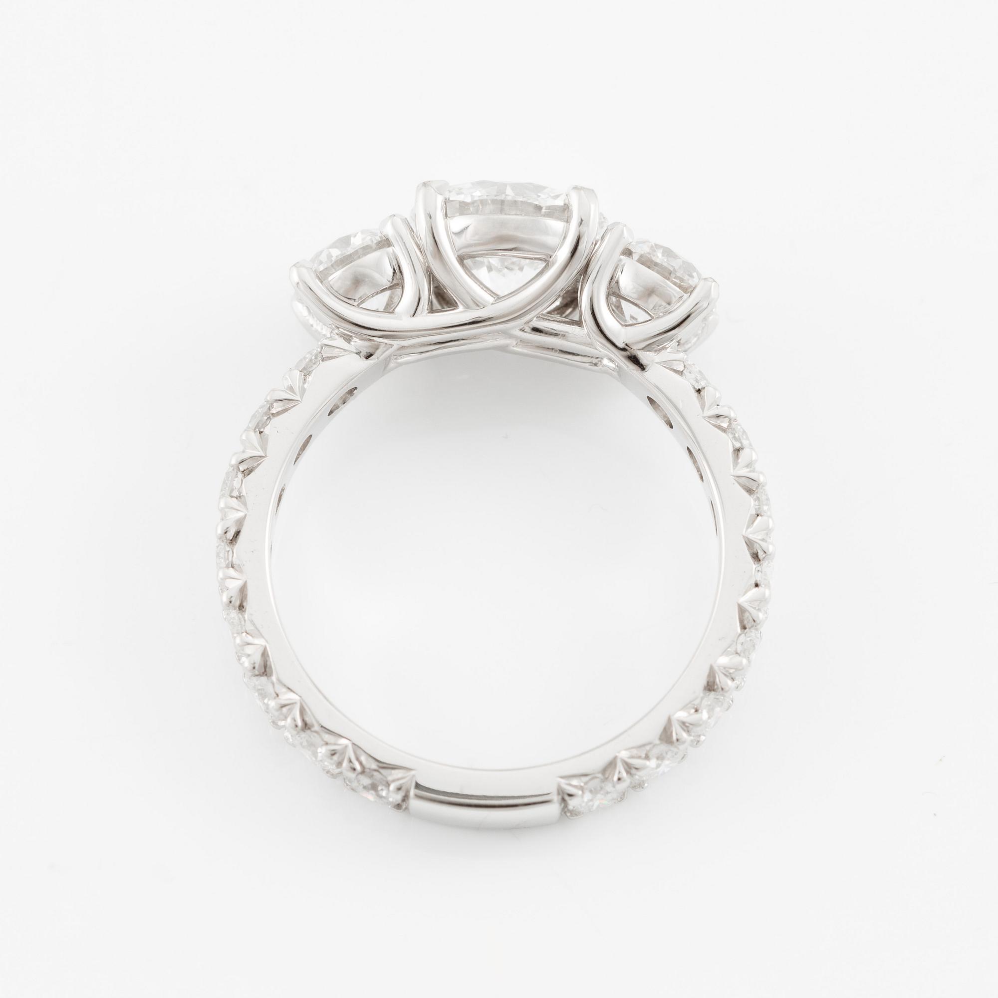 Ring, trestensring, 18K vitguld med briljantslipade diamanter.