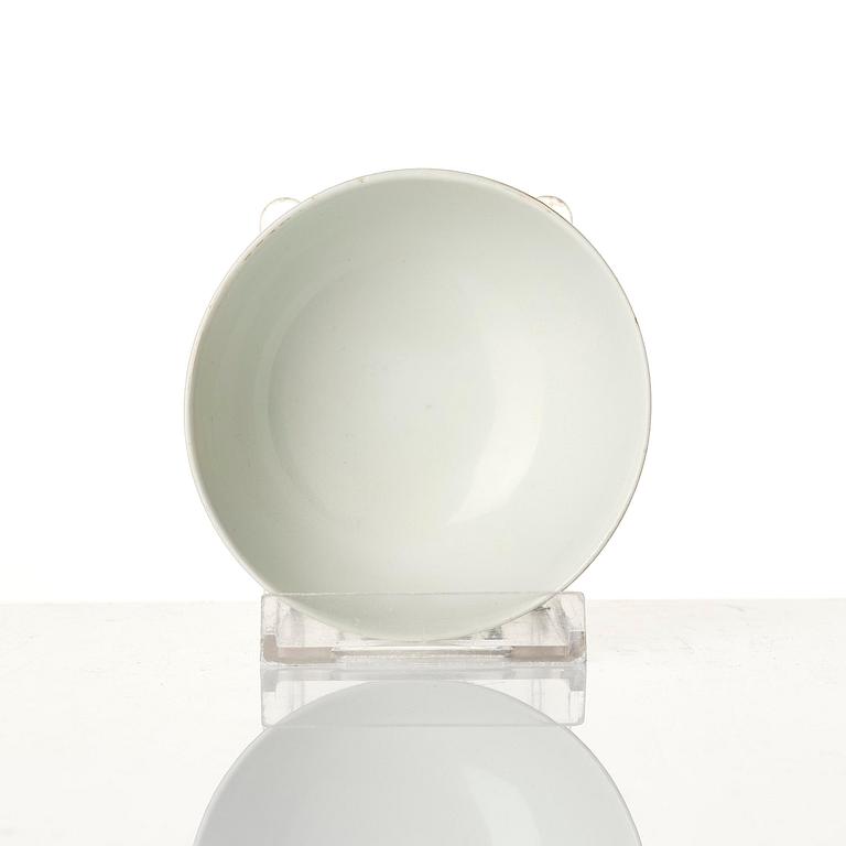 A famille rose armorial cup and stand with the monogram of the Swedish King Gustavus III, Qing dynasty, 18th century.