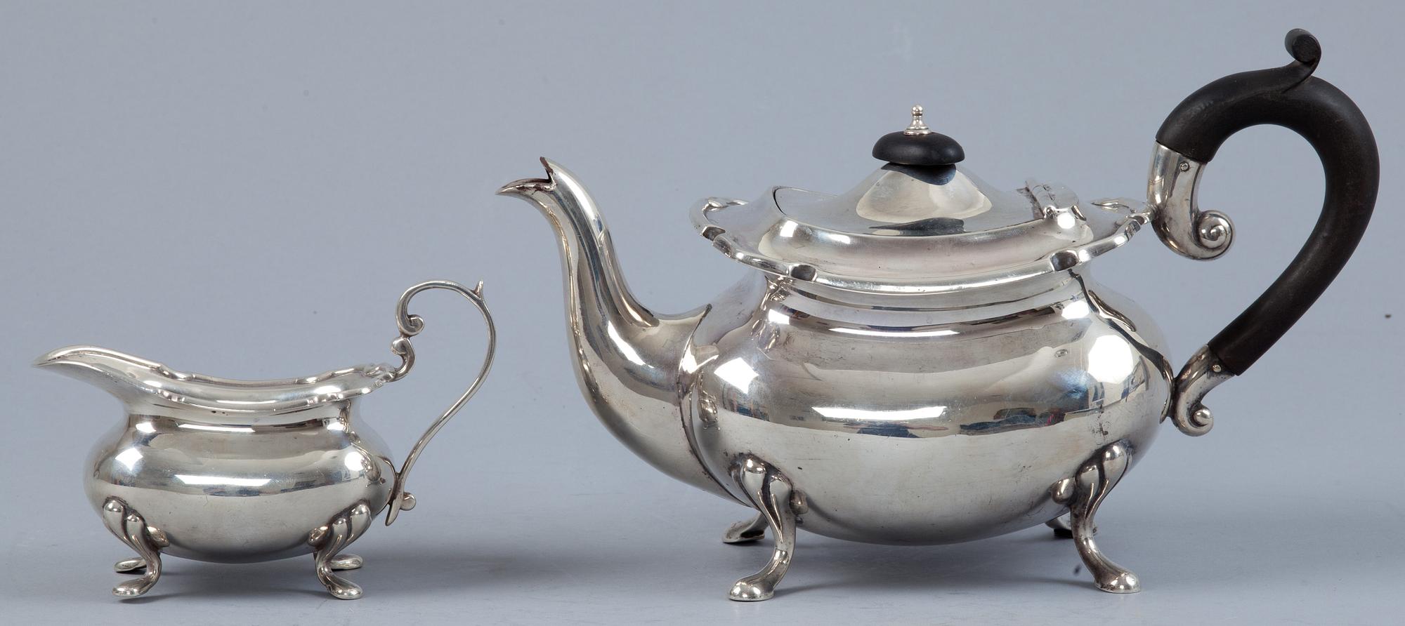 TEKANNA och GRÄDDKANNA, silver, Walker & Hall, Sheffield, England, 1900-talets början, tot vikt c:a 730 g.