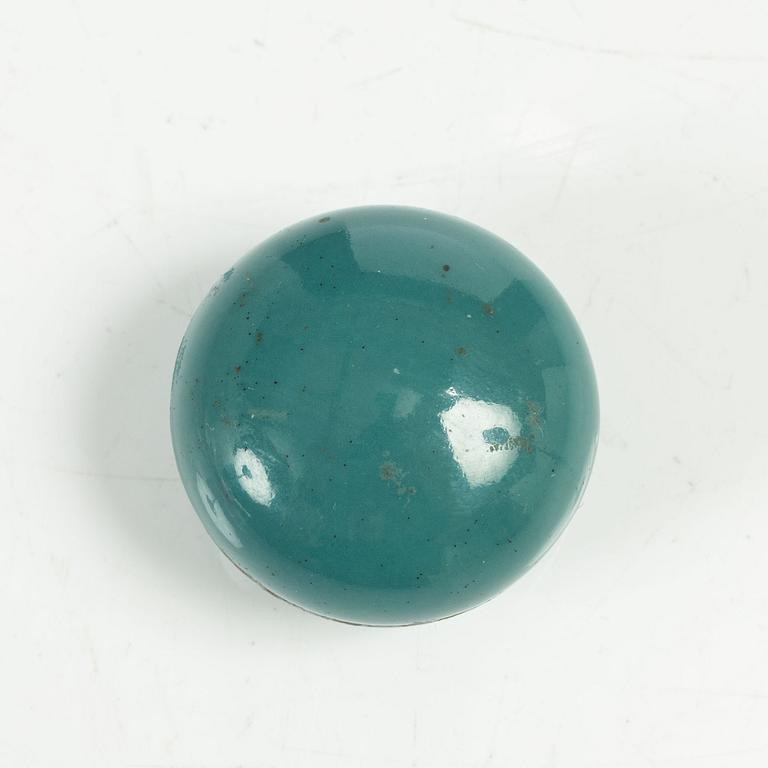 Ask med lock, porslin, sen Qingdynasti/omkring 1900.