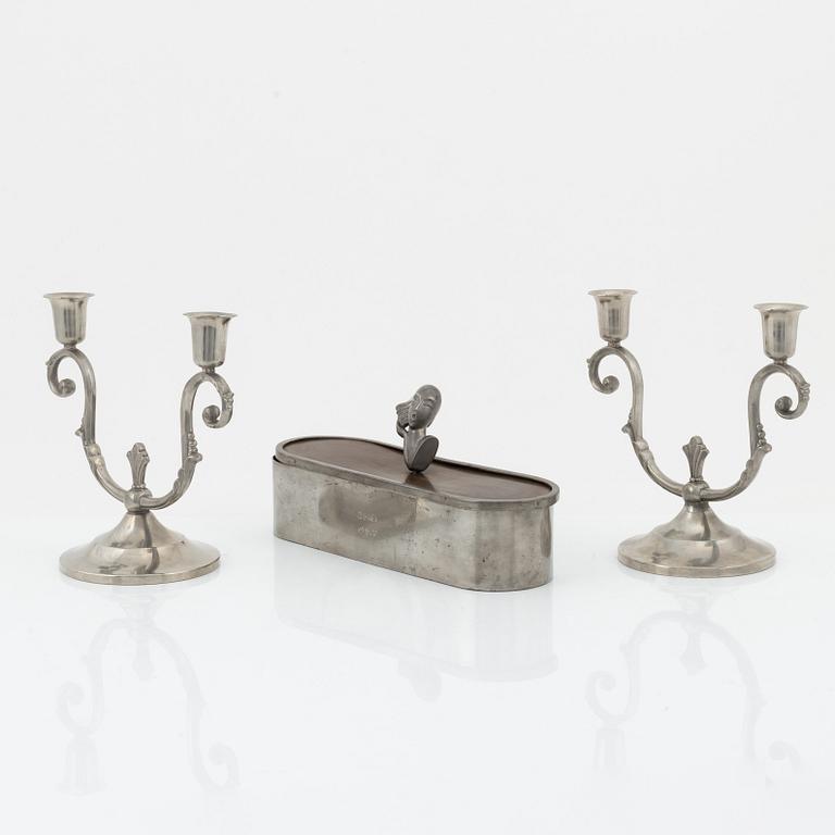 Ask med lock, tenn, Carl-Einar Borgström, samt ett par kandelabrar, tenn, Stockholm, 1934.