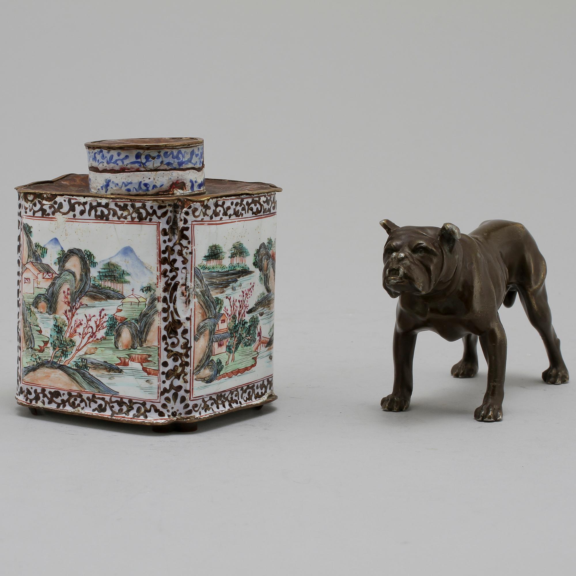 TEDOSA, cloisonne, orientalisk samt SKULPTUR, patinerad vitmetall, 1800/1900-tal.