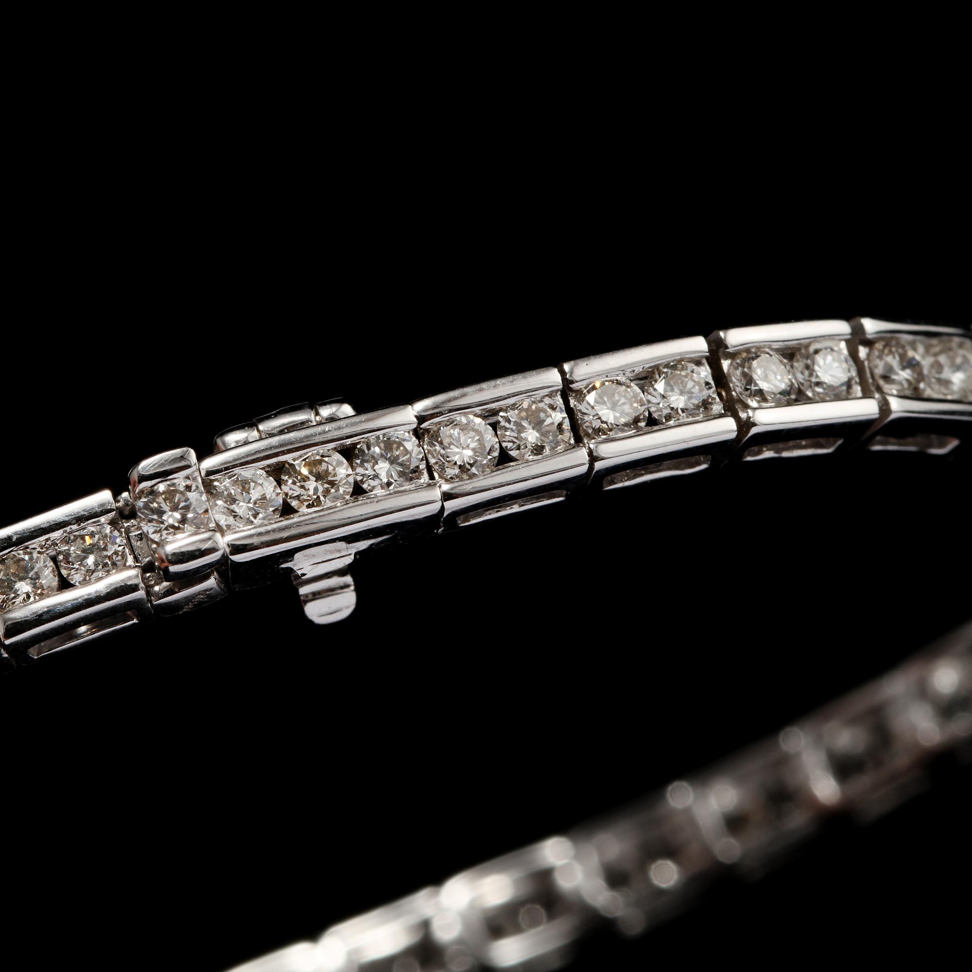 ARMBAND, 18k vitguld med 74 briljantslipade diamanter, totalt 3.86 ct. Vikt 17 g.