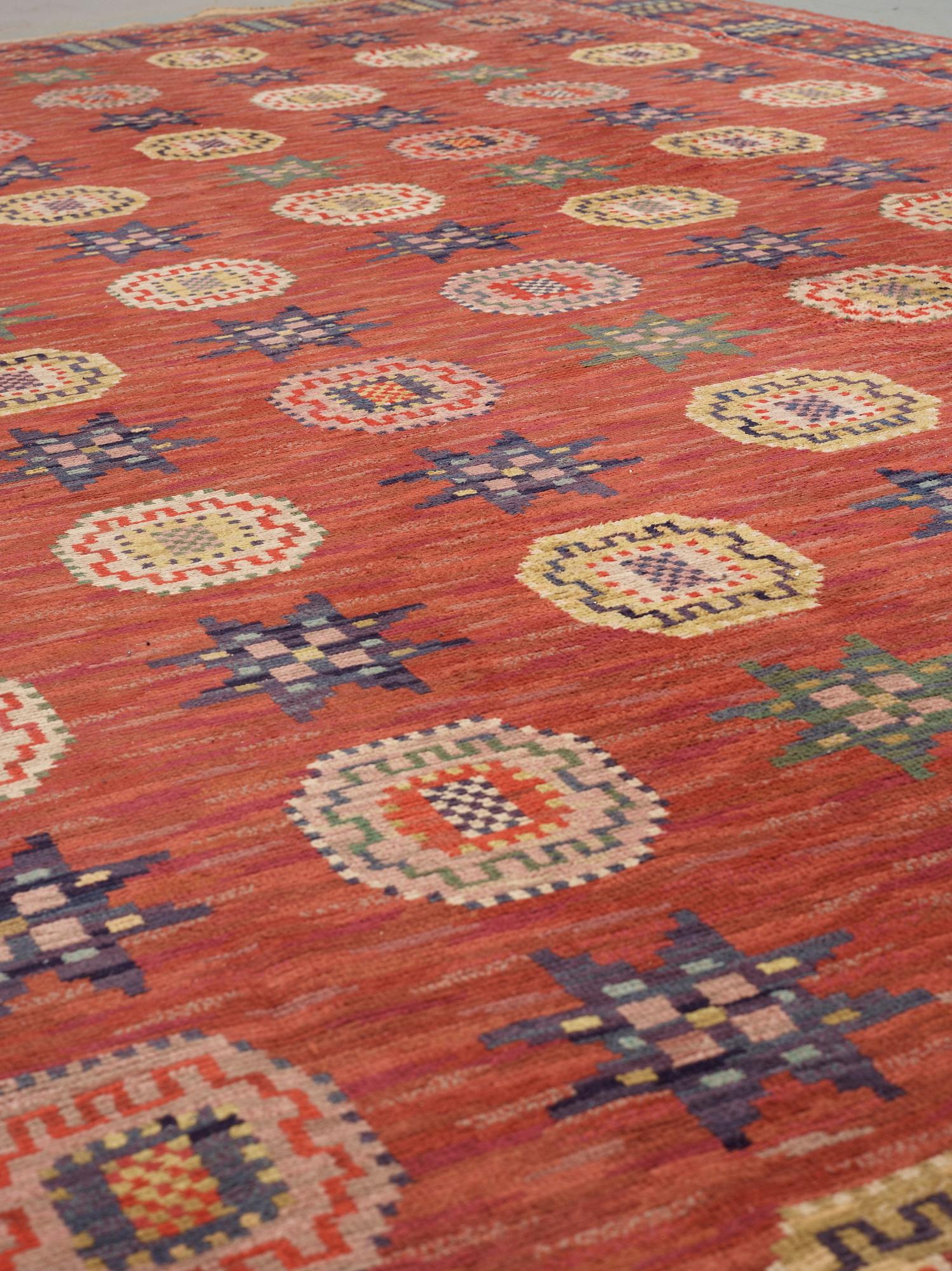 CARPET. "Röd Flossa". Knotted pile. 541,5 x 314 cm. Signed MMF.