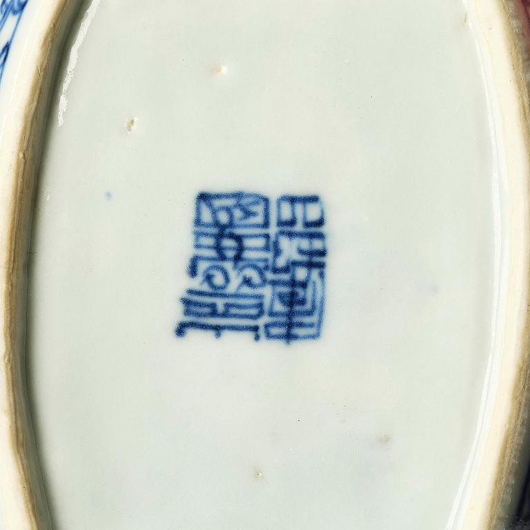 A pair of blue and white dishes, late Qing dynasty, 19th century.