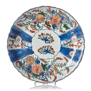 765. An imari verte dish, Qing dynasty, Kangxi (1662-1722).