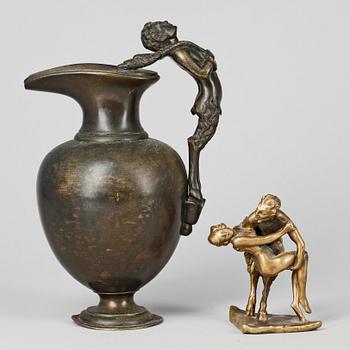FIGURIN samt KANNA, brons, 1900-tal.