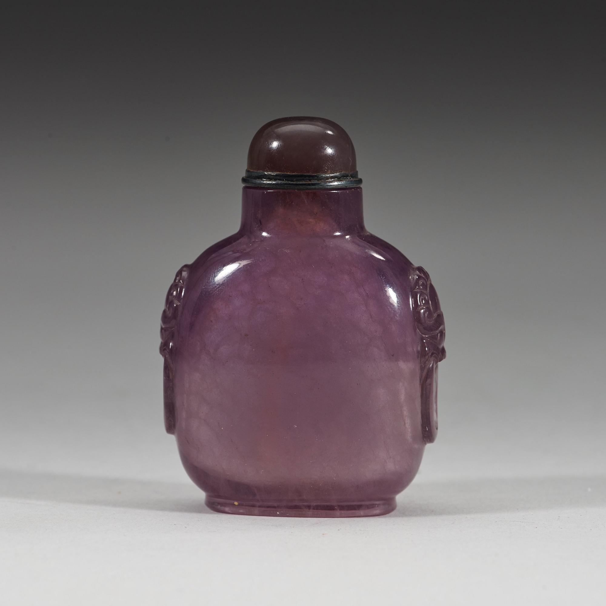 An amethyst snuff bottle with stopper, Qing dynasty (1644-1912).