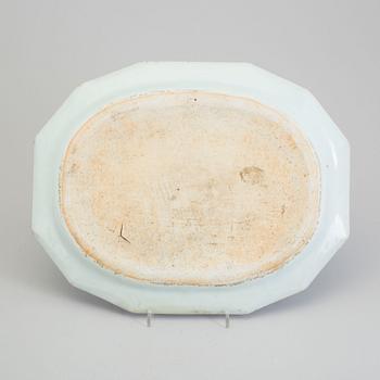 A blue and white serving dish, Qing dynasty, Qianlong (1736-95).