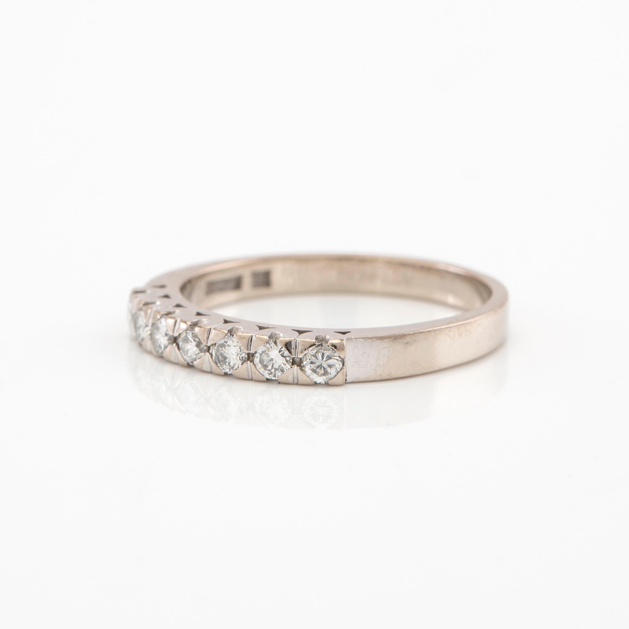 Ring halvallians 18K vitguld med runda briljantslipade diamanter.