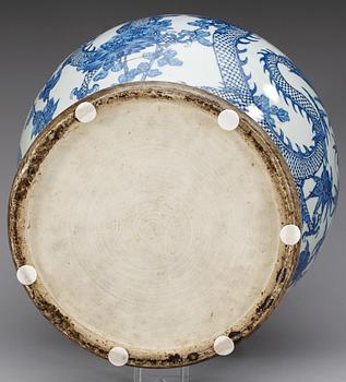A large blue and white jar with cover, late Qing dynasty (1644-1912).