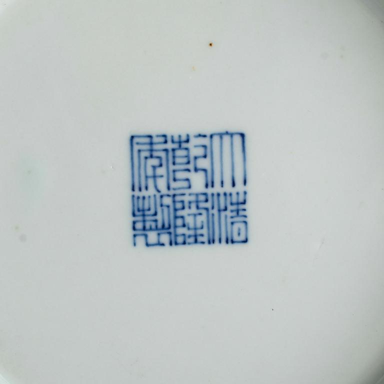 VAS, porslin, Kina, bär Qianlongs märke, sannolikt 1900-tal.