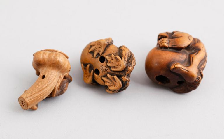 NETSUKES, 3 st, skuret trä, Japan, 2 signerade, Meji (1868-1912).