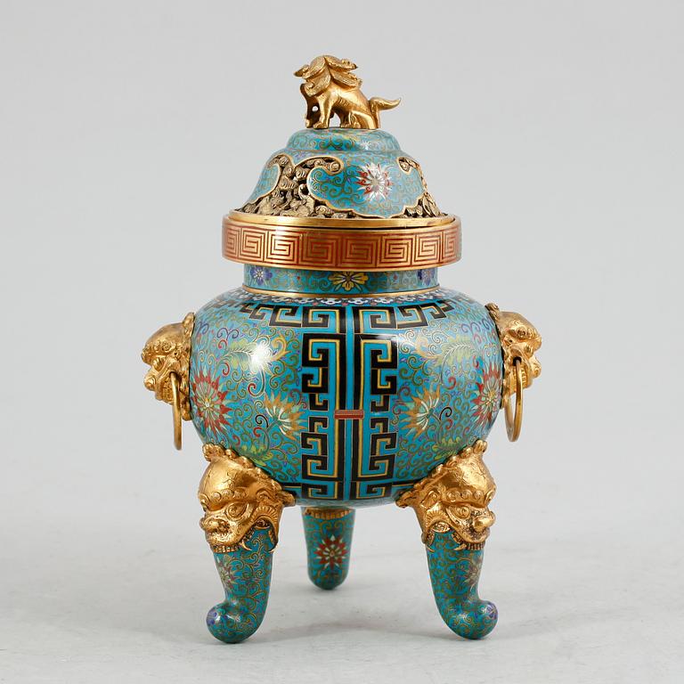 RÖKELSEKAR med LOCK, cloisonné. Sen Qing (1644-1912)/ tidigt 1900-tal. Rökelsekaret bär märkning Lao Tian Li.