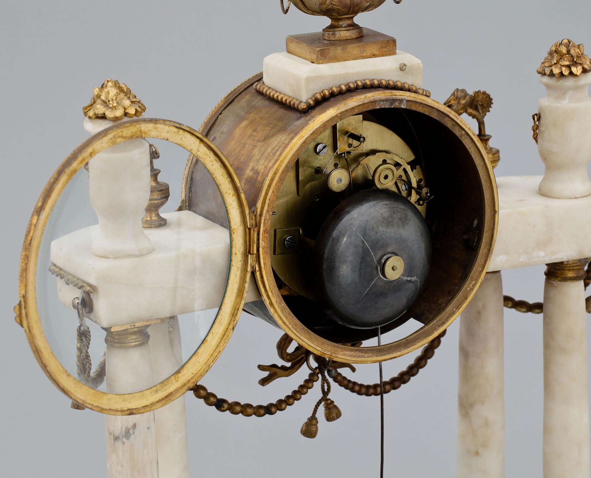 BORDSPENDYL, Louis XVI, Frankrike, omkring år 1800.