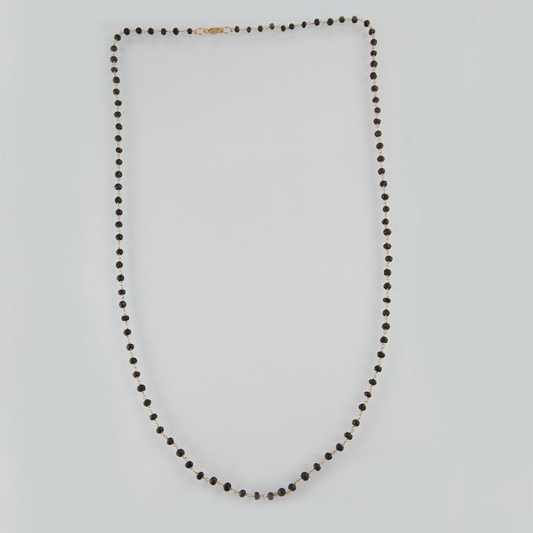 COLLIER, förgyllt sterlingsilver med fasettslipade svarta spinneller. Vikt 13,2 gram.
