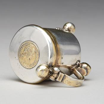 Johan Lorenz Starin, miniatyrdryckeskanna, silver, Stockhom 1742. Senbarock.