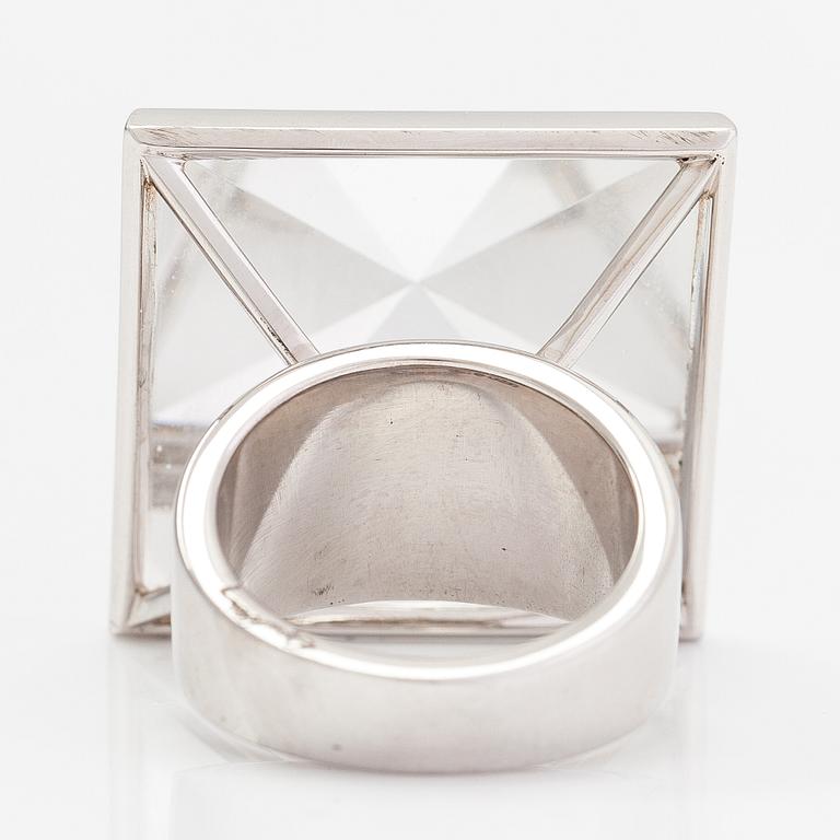 Efva Attling, Sormus "Pyramid & stars", sterlinghopeaa, timantteja n. 0.14 ct yht ja vuorikristalli.