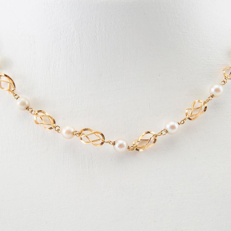 Necklace 18K gold with cultured pearls.