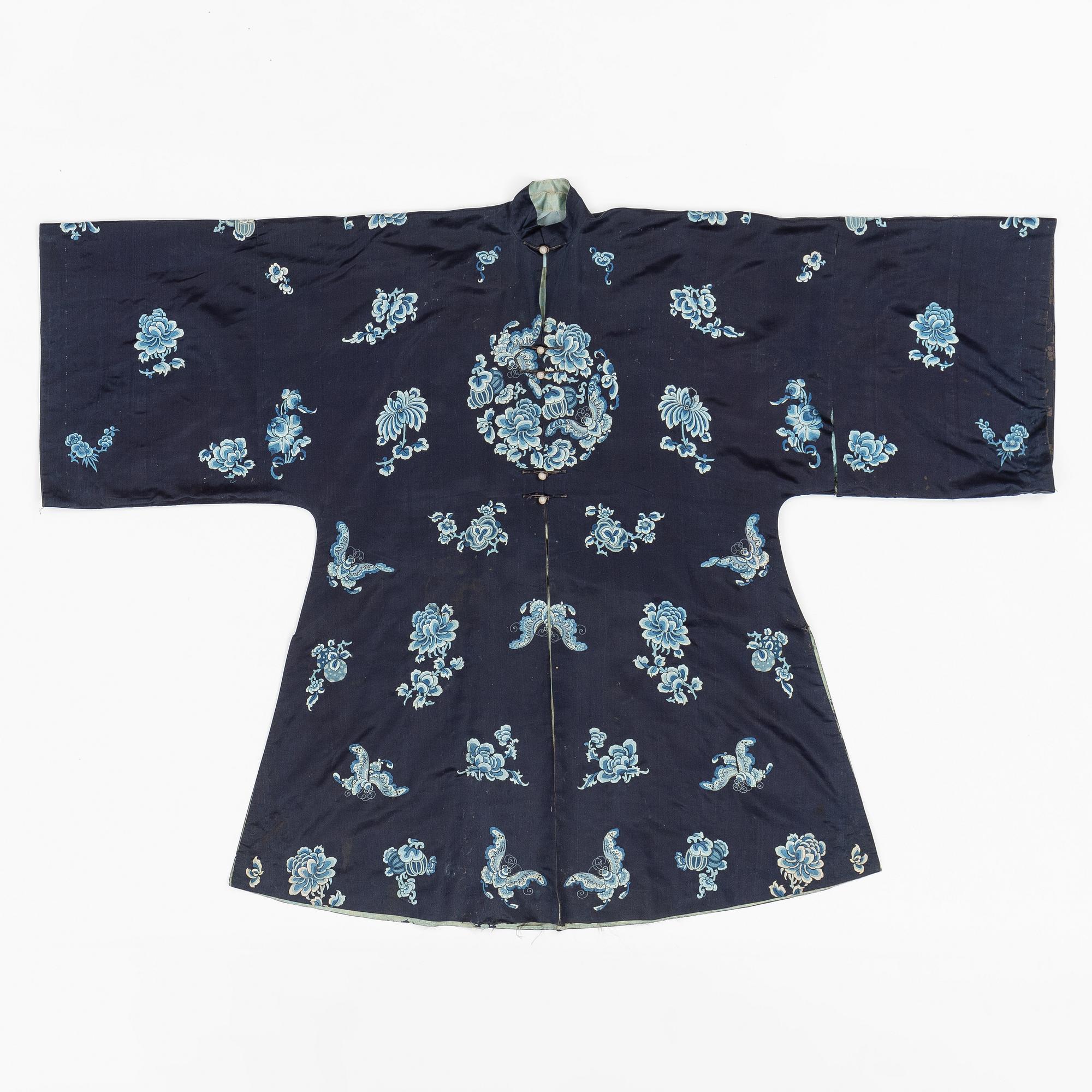 A Chinese silk robe, early 20th century.