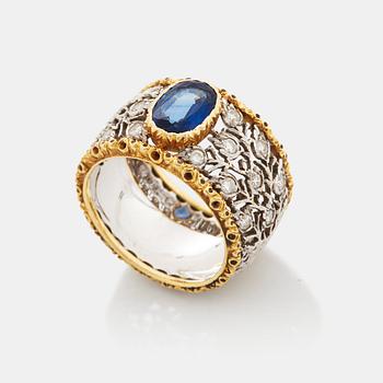 372. A Buccellati ring in 18K gold and white gold set with a faceted sapphire and round brilliant-cut diamonds.