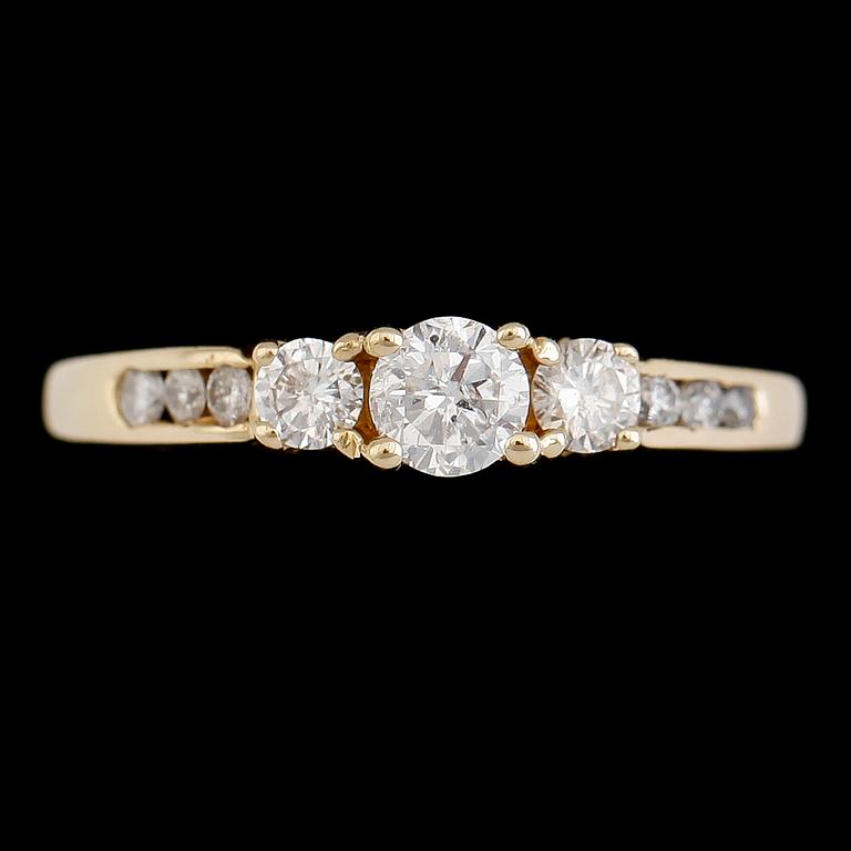 RING, 14K gult guld, diamanter tot ca 0.57 ct.