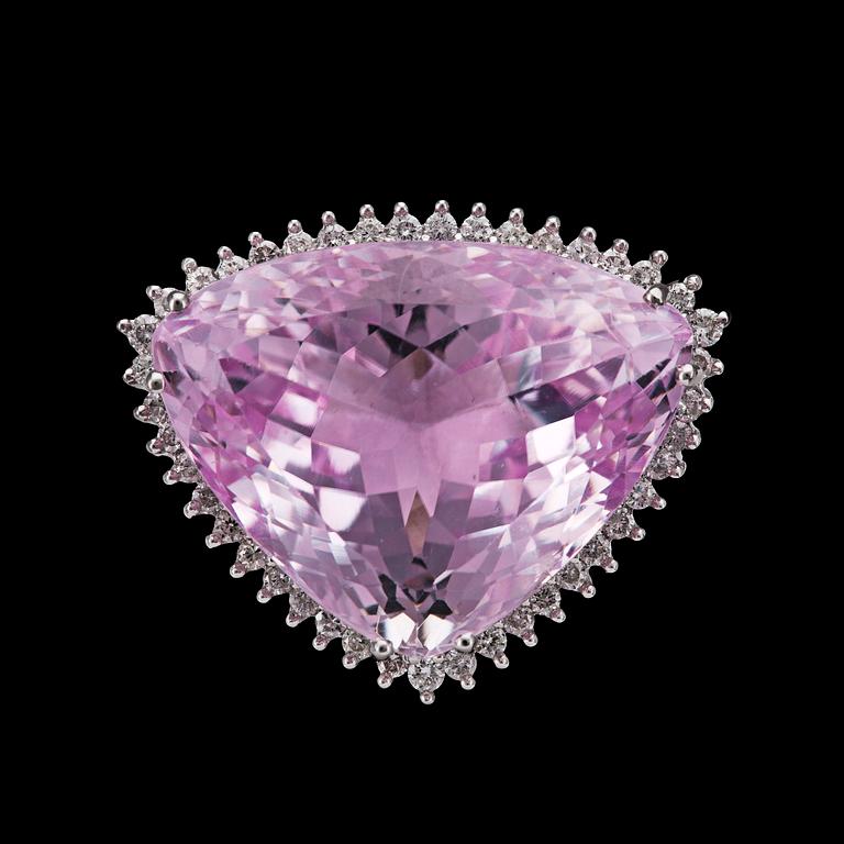 RING, stor fasettslipad kunzit, 43 ct, och briljantslipad diamanter, tot. 0.70 ct.