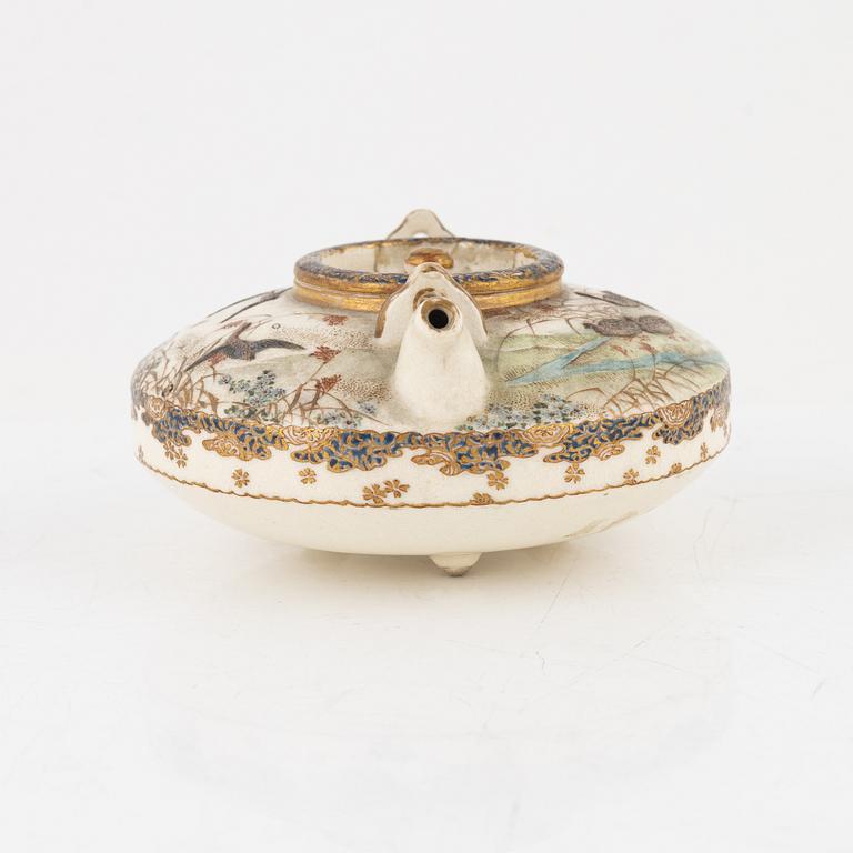 A small Satsuma teapot, probably Meiji (1868-1912).