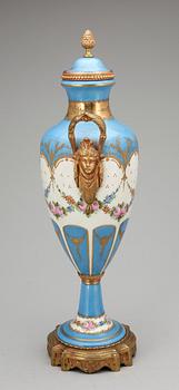 URNA, porslin och mässing, Sevres-liknande märke i lock, Paris, trol sent 1800-tal.
