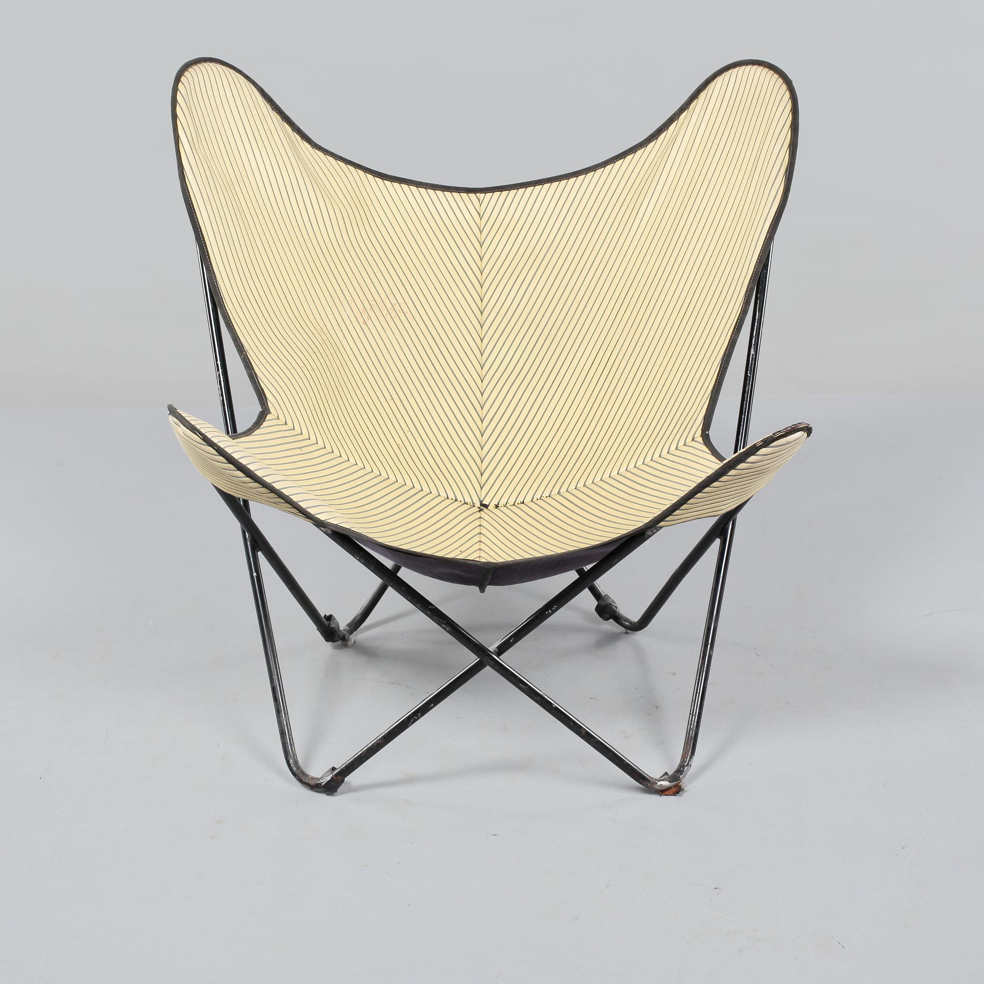 FÅTÖLJ, sk fladdermusfåtölj, 1900-talets mitt.