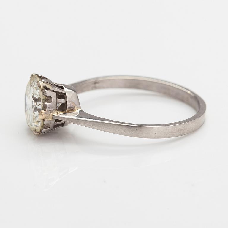 An 18K white gold ring with a ca. 2.25 ct brilliant cut diamond according to certificate.