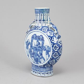 A blue and white moon flask, Qing dynasty, late 19th century.