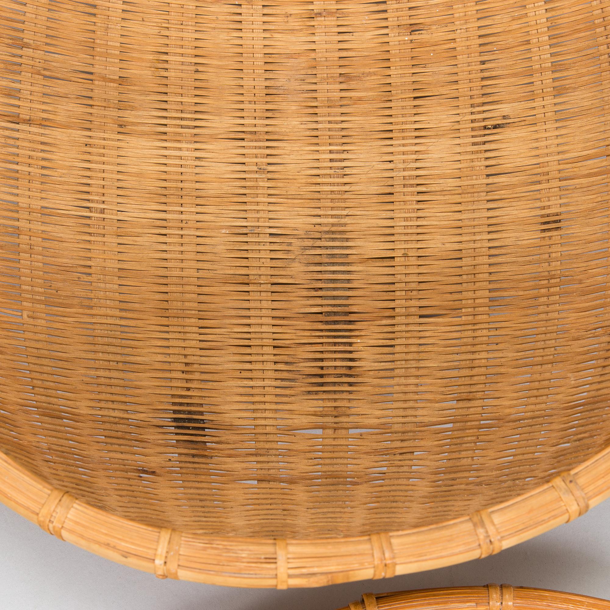 A mid-20th century rattan basket and two rattan trays. Retailer Artek Finland.